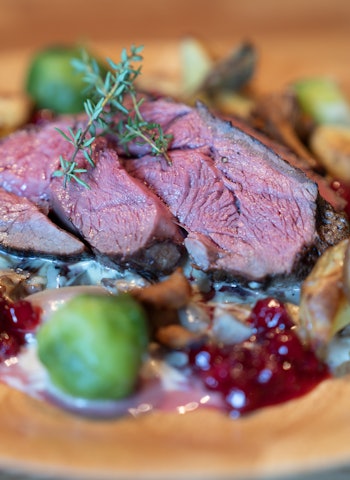 SMAK AV HØST: Villhjort og selvplukkede kantareller med tilbehør, smaker vilt godt. Et godt alternativ til soppstuing, er å steke soppen i smør og servere retten med en klassisk fløtesaus, basert på kraft fra viltbein.  SMAK AV HØST: Villhjort og selvplukkede kantareller med tilbehør, smaker vilt godt. Et godt alternativ til soppstuing, er å steke soppen i smør og servere retten med en klassisk fløtesaus, basert på kraft fra viltbein.