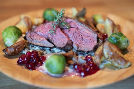 SMAK AV HØST: Villhjort og selvplukkede kantareller med tilbehør, smaker vilt godt. Et godt alternativ til soppstuing, er å steke soppen i smør og servere retten med en klassisk fløtesaus, basert på kraft fra viltbein.  SMAK AV HØST: Villhjort og selvplukkede kantareller med tilbehør, smaker vilt godt. Et godt alternativ til soppstuing, er å steke soppen i smør og servere retten med en klassisk fløtesaus, basert på kraft fra viltbein.