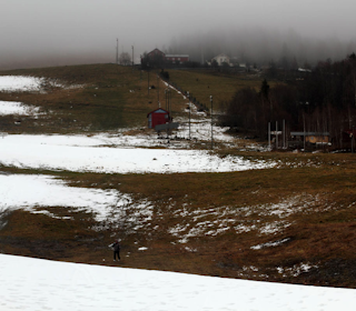 SNØMANGEL: Vintrene kommer til å bli kortere og kortere fram mot 2100 -og snømengdene vil avta, sier klimaforskere. Scener som dette i norske skianlegg kan bli langt mer vanlig enn vi ønsker. Foto: Tore Meirik kortere vintre