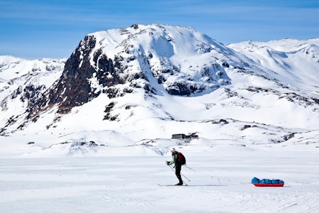 FRISTELSEN: Middag på Iungsdalshytta frister, men jeg har pastagryte med skinke, bjørnebrød, potetgull, sjokolade og en liten klunk konjakk i pulken. Foto: Marius Slagsvold iungsdalshytta skarvheimen vinter