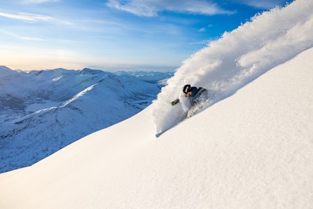 OH YEAH: Anders Eide jager opp et hvitt slør av nysnøen på Nonstinden. Foto: Terje Aamodt OH YEAH: Anders Eide jager opp et hvitt slør av nysnøen på Nonstinden. Foto: Terje Aamodt