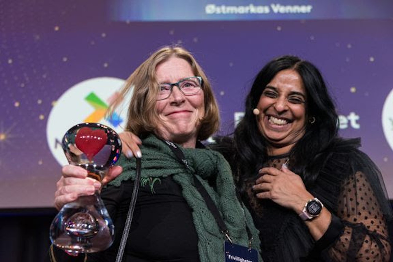 HEDRET: Helga Gunnarsdóttir tok imot frivillighetsprisen på vegne av Østmarkas Venner. Her sammen med kultur- og likestillingsminister Lubna Jaffery. HEDRET: Helga Gunnarsdóttir tok imot frivillighetsprisen på vegne av Østmarkas Venner. Her sammen med kultur- og likestillingsminister Lubna Jaffery.