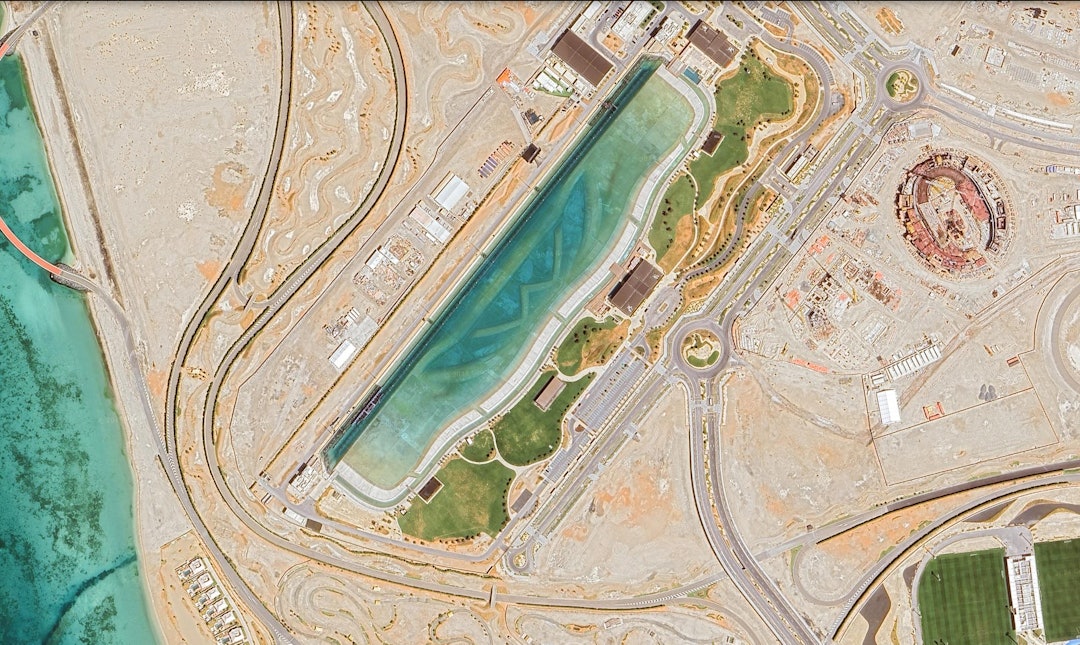 ABU DHABI SURF: Slik ser Surf Abu Dhabi ut fra satelittkameraet til Google Earth. ABU DHABI SURF: Slik ser Surf Abu Dhabi ut fra satelittkameraet til Google Earth.