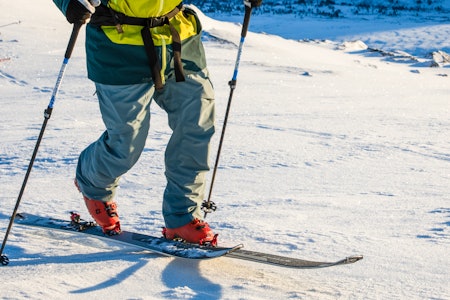 Vi har testet toppmodell-buksen i Norrøna nye Møre-serie. Foto: Erlend Wassdahl Meirik bein på skitur