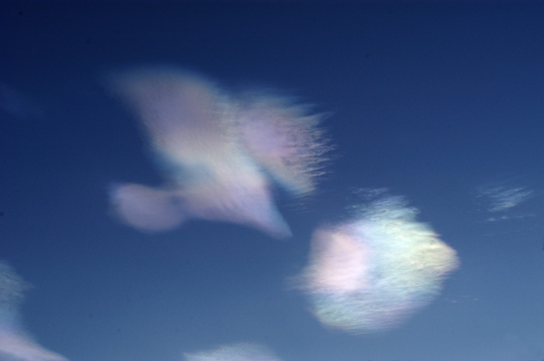 TIDLIG START: Britisk eMEt skriver at det kan forventes flere episoder med perlemorhendelser i vinter. Foto: NTB Scanpix perlemorskyer