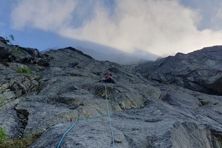 BRATT: Eivind Hugaas støter på nytt prosjekt på den mytiske Tågveggen. Foto: Aslak Aastorp mann klatrer tåkete vegg