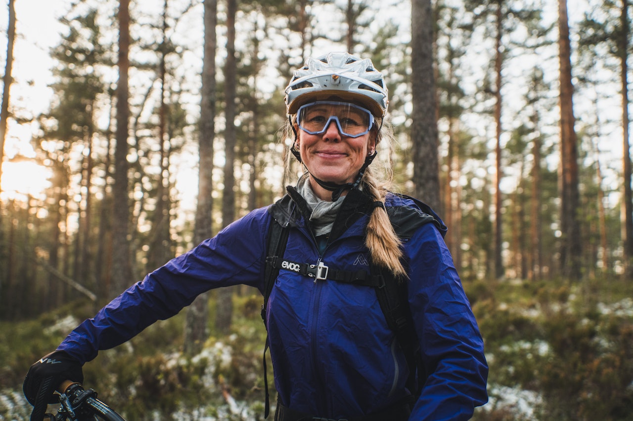 I videoen forklarer Anette Bastnes hva du trenger og ikke trenger for sykling i vinterkulda. Foto: Sigurd Ekeli Grimsby I videoen forklarer Anette Bastnes hva du trenger og ikke trenger for sykling i vinterkulda. Foto: Sigurd Ekeli Grimsby
