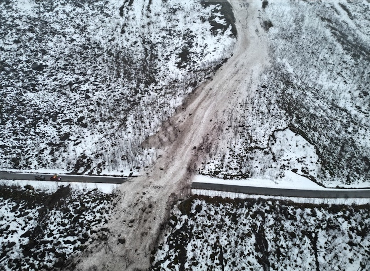 VOLDSOMT I NORD: Sørpeskred over vei i Grøtfjorden på Kvaløya i Troms 10. desember. Foto: regobs/Una@tromsfylke sørpeskred over bilvei