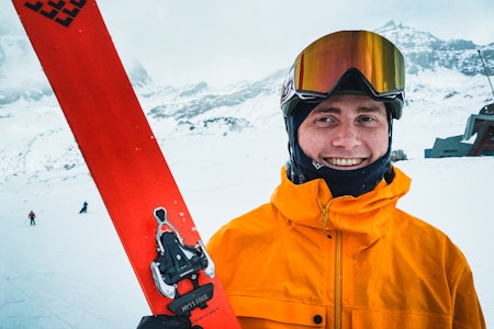 NYVINNING: Her viser Nikolai Schirmer fram bindingen under lanseringen i Cervinia. Foto: Henning Reinton NYVINNING: Her viser Nikolai Schirmer fram bindingen under lanseringen i Cervinia. Foto: Henning Reinton