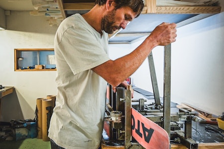 HJEMMELAGET: Endre Hals bruker et selvlaget verktøy til å måle fleksen på skiene i Fri Flyts tester. Foto: Martin Innerdal Dalen Endre Hals bruker et selvlaget verktøy til å måle fleksen på skiene i Fri Flyts tester.