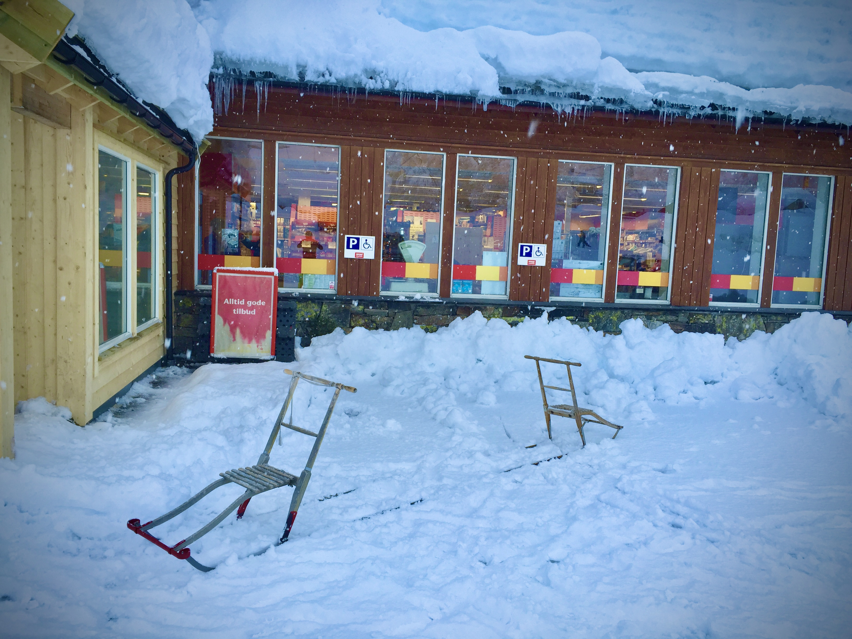 TRANGE KÅR: Små dagligvareforetninger er viktige for bygder hvor folk hvalfarter for å stå på ski. Foto: Aleksander Urrang Hauge.