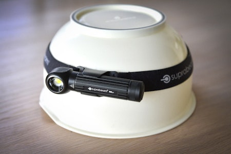 DEMONSTRASJON: Lyktehode, batteri og hodebånd veier til sammen 114 gram og nær all vekt er i front. Foto: Egill Danielsen suprabeam m6 xr