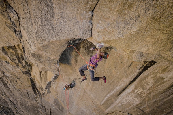 Superfotografene Vegard Breie og Martin Andersen legger lista høyt når de lager klatrefilm - og filmturné. I januar er de på veien med to nye klatrefilmer. klatrer med fjong skjorte i stort stup