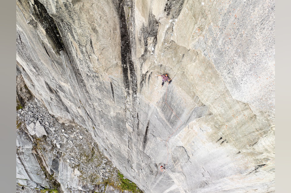 klatrere i stort stup