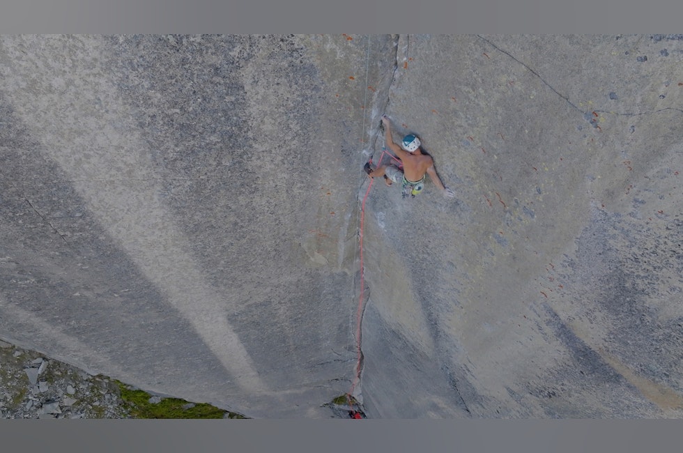 klatrere i stort stup