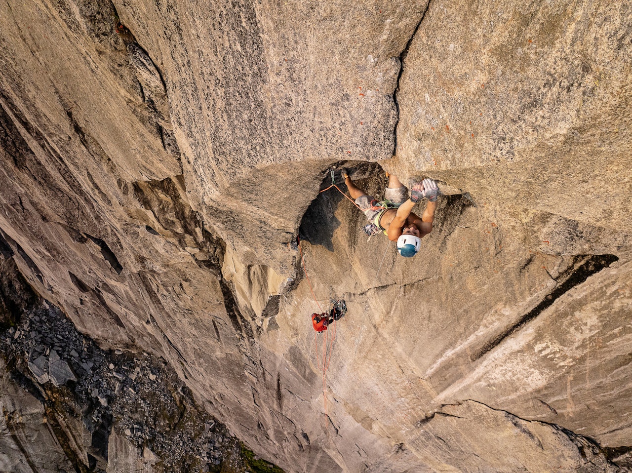 VANVITTIGE BILDER: Ikke mange klatrefilmer har så fete shots som denne. Foto: Vegard Breie klatrere i stort stup