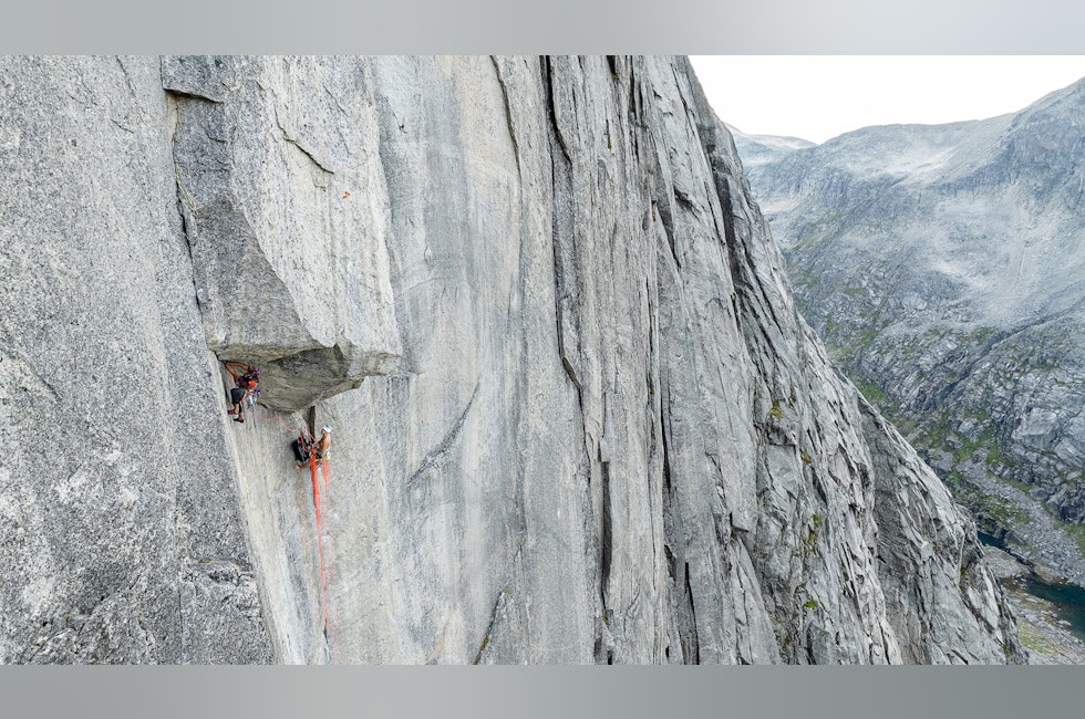 klatrere i stort stup