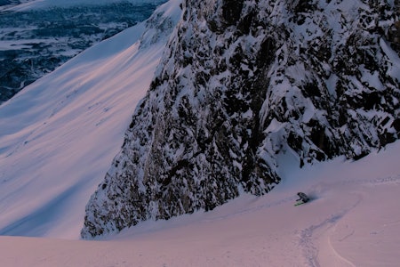 FØRSTESPORET: Elias Valøy ned en renne i Breivikeidet. Foto: Eirik Solvang FØRSTESPORET: Elias Valøy ned en renne i Breivikeidet. Foto: Eirik Solvang