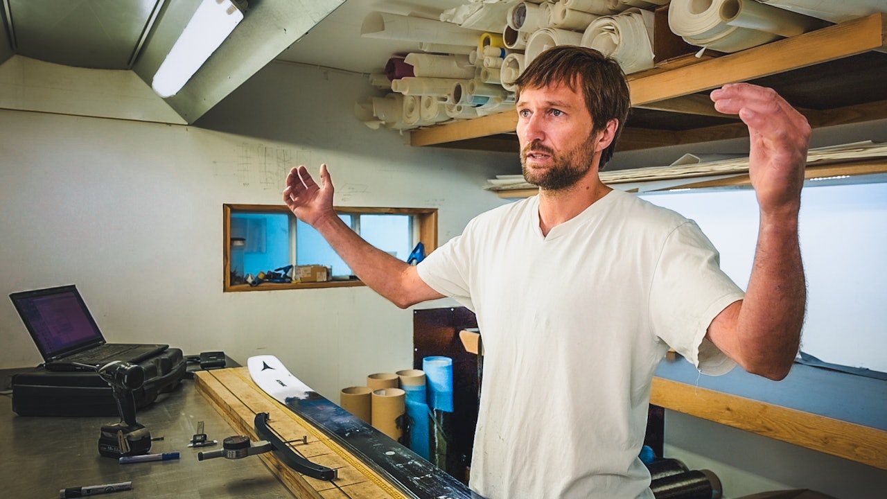 LENGDEN SOM TELLER: Skimaker Endre Hals gjør målinger til Fri Flyts skitester. Foto: Martin I. Dalen LENGDEN SOM TELLER: Skimaker Endre Hals gjør målinger til Fri Flyts skitester.