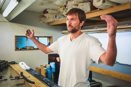 LENGDEN SOM TELLER: Skimaker Endre Hals gjør målinger til Fri Flyts skitester. Foto: Martin I. Dalen LENGDEN SOM TELLER: Skimaker Endre Hals gjør målinger til Fri Flyts skitester.
