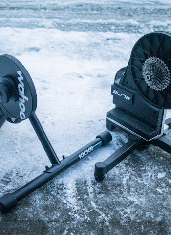 RIMELIGE ALTERNATIVER: Wahoo Kickr Core og Elite Avanti kan være din inngangsbillett til rullesykling. Foto: Knut Andreas Lone sykkelruller på snødekket bakke