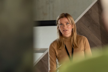 PÅ GOD VEI: – Som industri må vi lage klær av kvalitet, som settes pris på og som brukes lenge. Det er viktigere enn materialvalg og resirkulering, mener Marie Mawe, direktør for Gore Fabrics sitt globale bærekraftsarbeid. Foto: Joachim Stark marie mawe