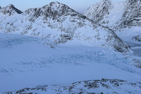 UVANLIGE FORHOLD: Bildet viser nedre del av Strupbreeen i Lyngen, hvor bresprekkene er flere og større enn vanlig. Foto: Torben Rognmo isbre og fjell