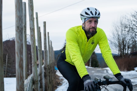 LEKKERBISKEN: Birks rimelige sykkeljakke synes godt, varmer og sitter som en skikkelig sykkeljakke. Sjelden vare i så lav prisklasse. Foto: Vilde Horvei. LEKKERBISKEN: Birks rimelige sykkeljakke synes godt, varmer og sitter som en skikkelig sykkeljakke. Sjelden vare i så lav prisklasse. Foto: Vilde Horvei.