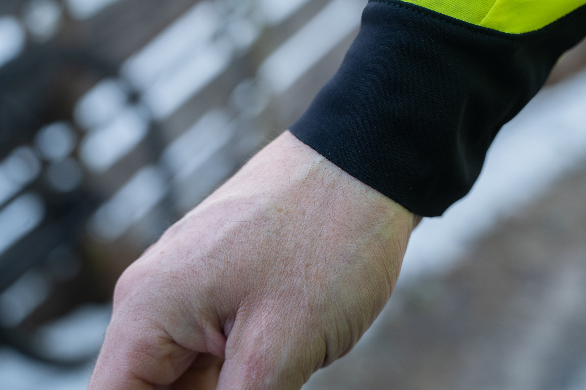 STILIG: Både jakkeermet og snittet på jakken er laserskåret. Dette ser stilig ut, og gjør at du slipper potensielle sømmer som kan rakne. Foto: Vilde Horvei.