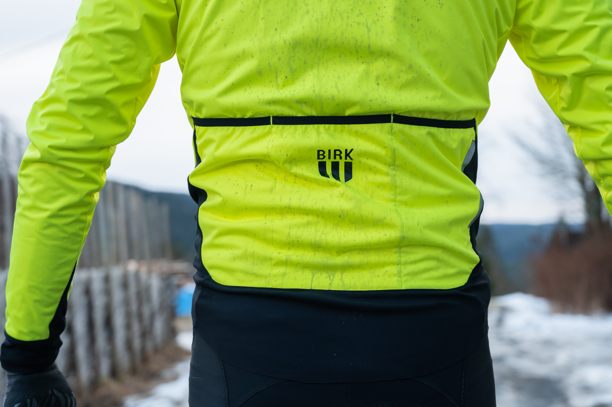 GOD PLASS: jakken har store og dype lommer på ryggen, slik at luer, tykke hansker og alt annet får plass. Vinteren krever simpelthen mer cargo. Foto: Vilde Horvei.