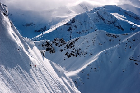 PÅ JOBB I CANADA: Henrik Windstedt kjører pudder i Terrace i British Columbia. Foto: Mattias Fredriksson skikjøring i store fjell