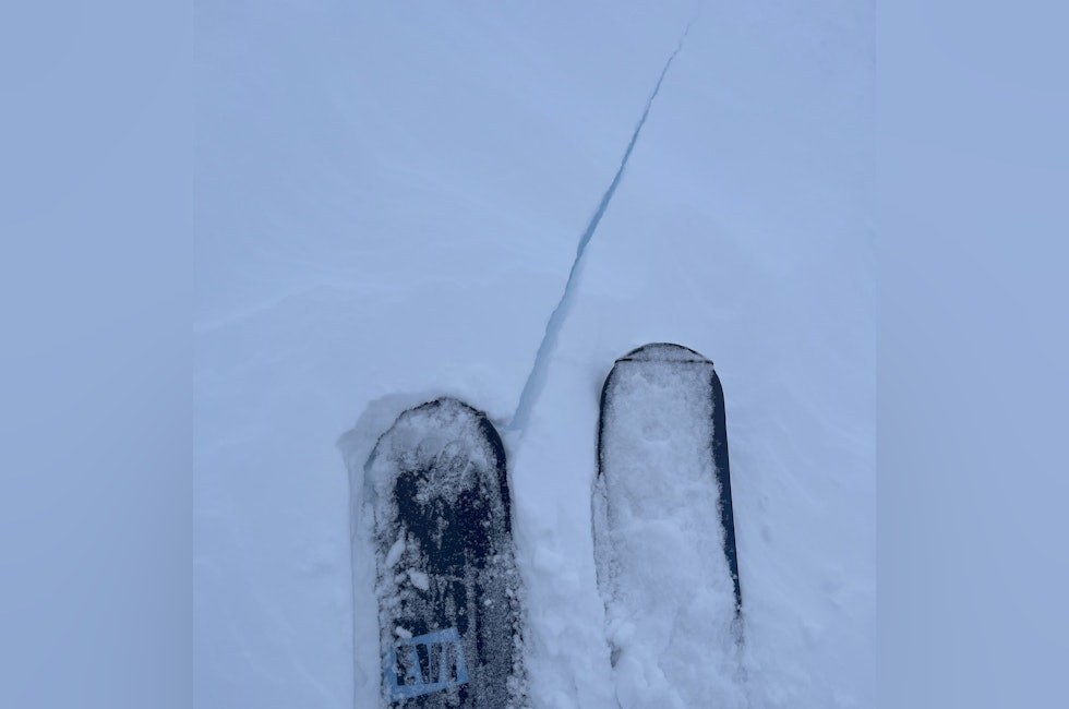 sprekk i snøen foran skitupper
