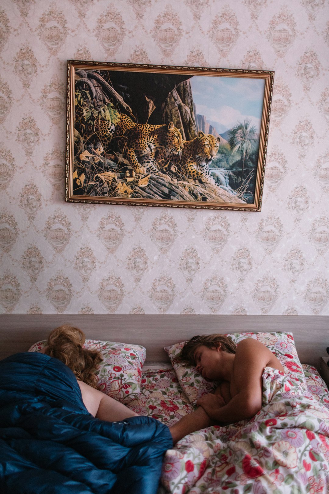 VAKTHOLD: To leoparder vokter over Matteus Lestage og William Larson mens de sover i en leilighet i Sheregesh i Russland. Foto: Erik Nylander VAKTHOLD: To leoparder vokter over Matteus Lestage og William Larson mens de sover i en leilighet i Sheregesh i Russland. Foto: Erik Nylander