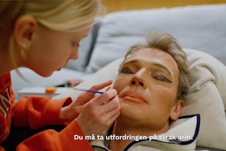 BARE FAR: Som far av to døtre er det mye en ellers maskulin familiefar må bli med på. Bilde: SKjermdump BARE FAR: Som far av to døtre er det mye en ellers maskulin familiefar må bli med på. Bilde: SKjermdump