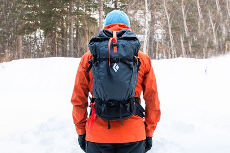 Vi har testet Black Diamond Cirque 35. mann med sekk på ryggen