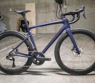 KVASSERE: Specialized har finjustert Tarmac og resultatet er imponerende. Foto: Knut Andreas Lone sykkel i garasje