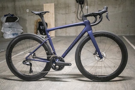 KVASSERE: Specialized har finjustert Tarmac og resultatet er imponerende. Foto: Knut Andreas Lone sykkel i garasje