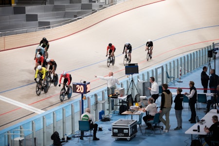 HEKTISK: Et av masterfeltene kjører eliminasjonsløp i velodromen i Asker. Foto: Henrik Alpers. HEKTISK: Et av masterfeltene kjører eliminasjonsløp i velodromen i Asker. Foto: Henrik Alpers.