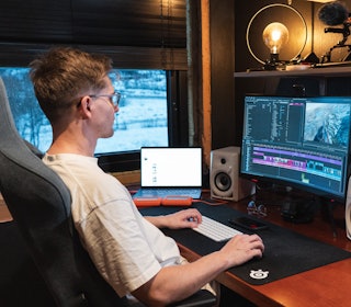 ETTERARBEID: Måten Torje filmer på gjør at det blir mye filmmateriale å gjennomgå. Belønningen er at alle jaktøyeblikkene blir fanget på film. Foto: Privat ETTERARBEID: Måten Torje filmer på gjør at det blir mye filmmateriale å gjennomgå. Belønningen er at alle jaktøyeblikkene blir fanget på film. Foto: Privat