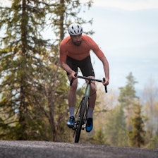 GRUSSYKKEL: Med en grussykkel åpner mange naturskjønne og bilfri muligheter seg. Les våre tester og guider før du velger deg sykkel! Foto: Henrik Alpers syklist på grusvei i marka