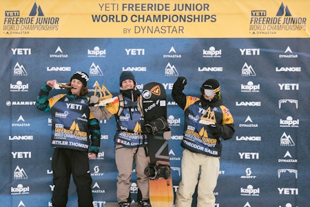 VERDENS TREDJE BESTE: Theodor Salen - hank til høyre med bart og goggles - ble nummer tre i Junior-VM i frikjøring. Foto: FWT snowboardere på premiepall
