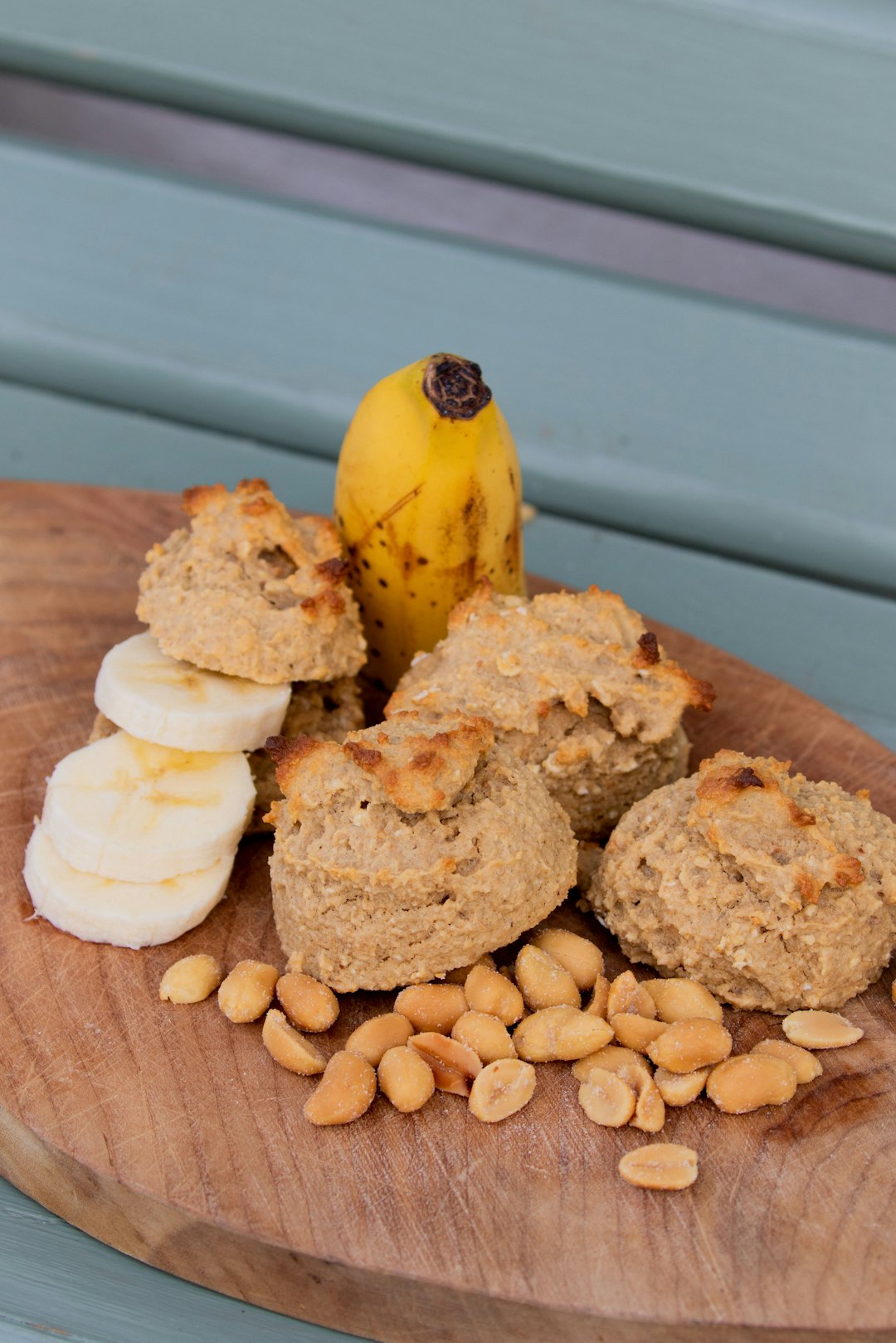 Etter en kort runde i ovnen er turbollene klare for hvilket som helst eventyr. Foto. Sigrid Henjum peanøttboller