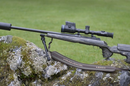 BØRIFLA: Med tung rifle for stasjonær jakt og et godt termisk sikte, kan en øvet jeger levere prikkskyting på normale skuddavstander. Man har betraktelig bedre kontroll enn under tradisjonell måneskinnsjakt mener artikkelforfatteren. BØRIFLA: Med tung rifle for stasjonær jakt og et godt termisk sikte, kan en øvet jeger levere prikkskyting på normale skuddavstander. Man har betraktelig bedre kontroll enn under tradisjonell måneskinnsjakt mener artikkelforfatteren.