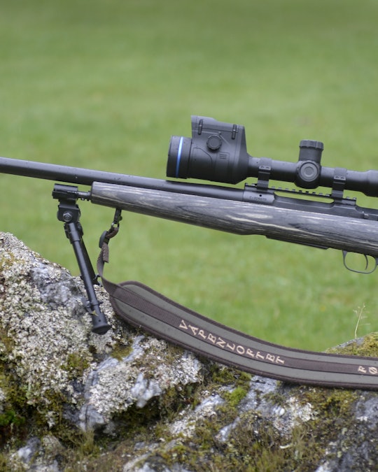 BØRIFLA: Med tung rifle for stasjonær jakt og et godt termisk sikte, kan en øvet jeger levere prikkskyting på normale skuddavstander. Man har betraktelig bedre kontroll enn under tradisjonell måneskinnsjakt mener artikkelforfatteren. BØRIFLA: Med tung rifle for stasjonær jakt og et godt termisk sikte, kan en øvet jeger levere prikkskyting på normale skuddavstander. Man har betraktelig bedre kontroll enn under tradisjonell måneskinnsjakt mener artikkelforfatteren.