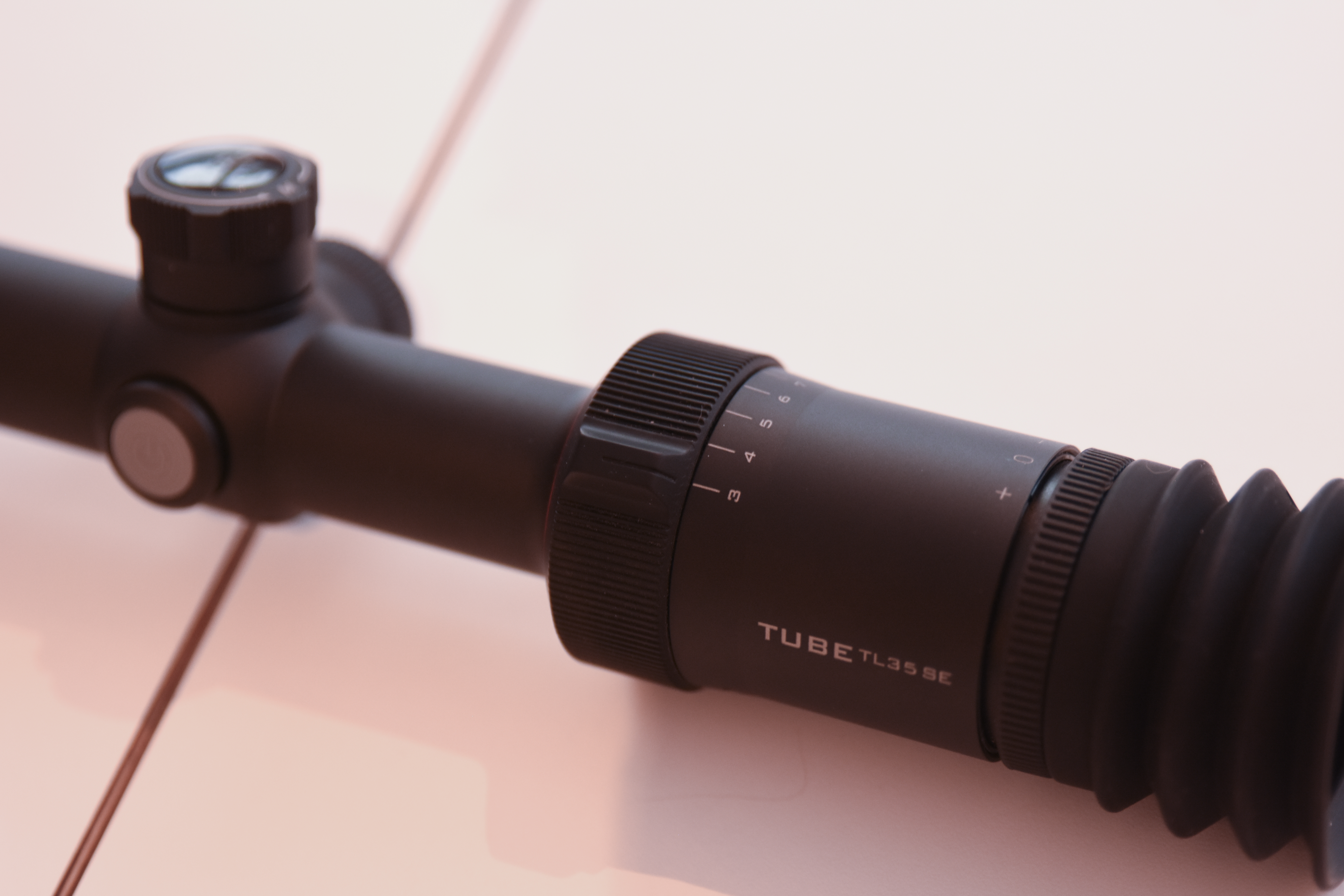 MANUELL: Siktet har en manuell zoom-ring som sitter foran øyet, dermed ligner den mer på en tradisjonell kikkert.