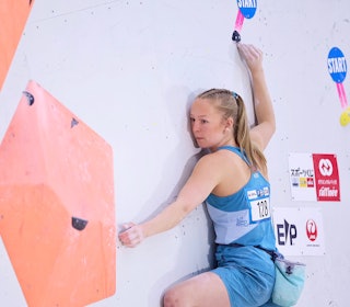 Regina Storå i aksjon under verdscupen i Japan 2023. Foto: Dimitris Tosidis jente som klatrer