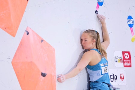 Regina Storå i aksjon under verdscupen i Japan 2023. Foto: Dimitris Tosidis jente som klatrer