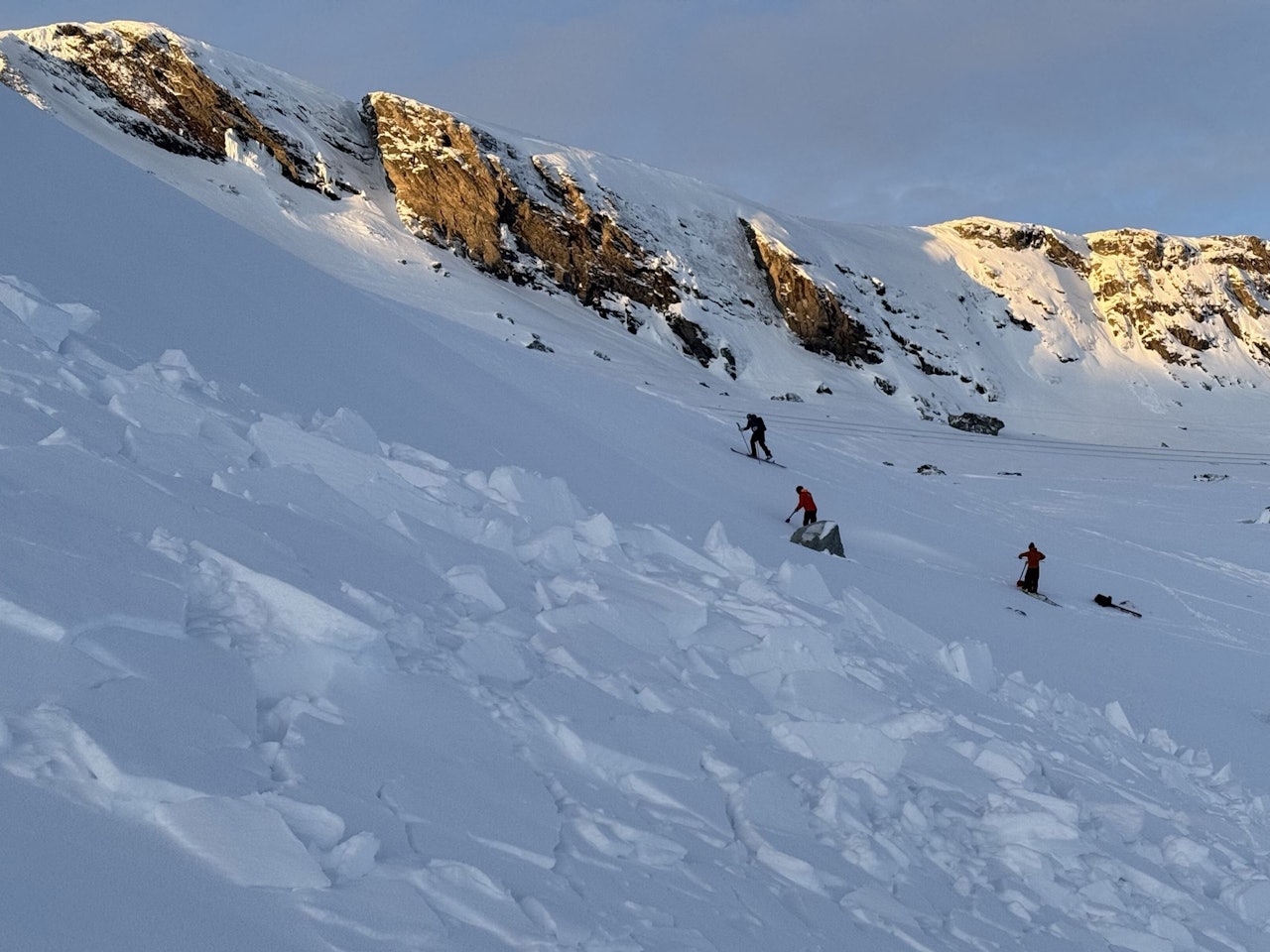 ONSDAG I HARDANGER: Selv før den meldte nysnøen kommer viser det seg å være ustabile forhold i Hardanger. Foto: Jostein@nve/Regobs folk og snøskredrester