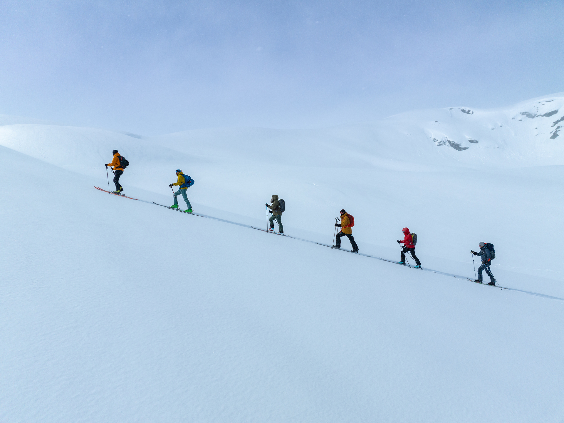 TOPPTUR I JOTUNHEIMEN: Toppturentusiaster nyter fjellene rundt Tyin Filefjell. Foto: Yngve Ask