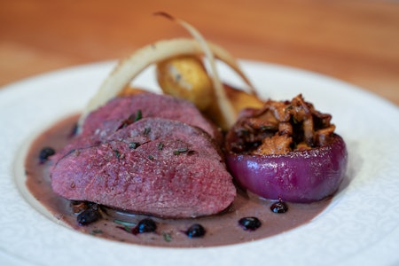 MAT FOR KONGER: Selvskutt tiur servert med blåbærsaus, skogsopp, mandelpoteter og rotgrønnsaker er en konge verdig. Å koke egen kraft løfter smaken på sausen, og du får virkelig fram smaken av tiur og skog. Foto: Christer Rognerud MAT FOR KONGER: Selvskutt tiur servert med blåbærsaus, skogsopp, mandelpoteter og rotgrønnsaker er en konge verdig. Å koke egen kraft løfter smaken på sausen, og du får virkelig fram smaken av tiur og skog. Foto: Christer Rognerud